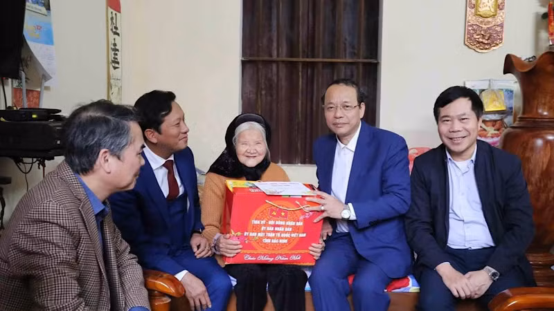 Phó Bí thư Thường trực Tỉnh ủy thăm, tặng quà Tết tại thị xã Thuận Thành. Phó Bí thư Thường trực Tỉnh ủy thăm, tặng quà Tết tại thị xã Thuận Thành.