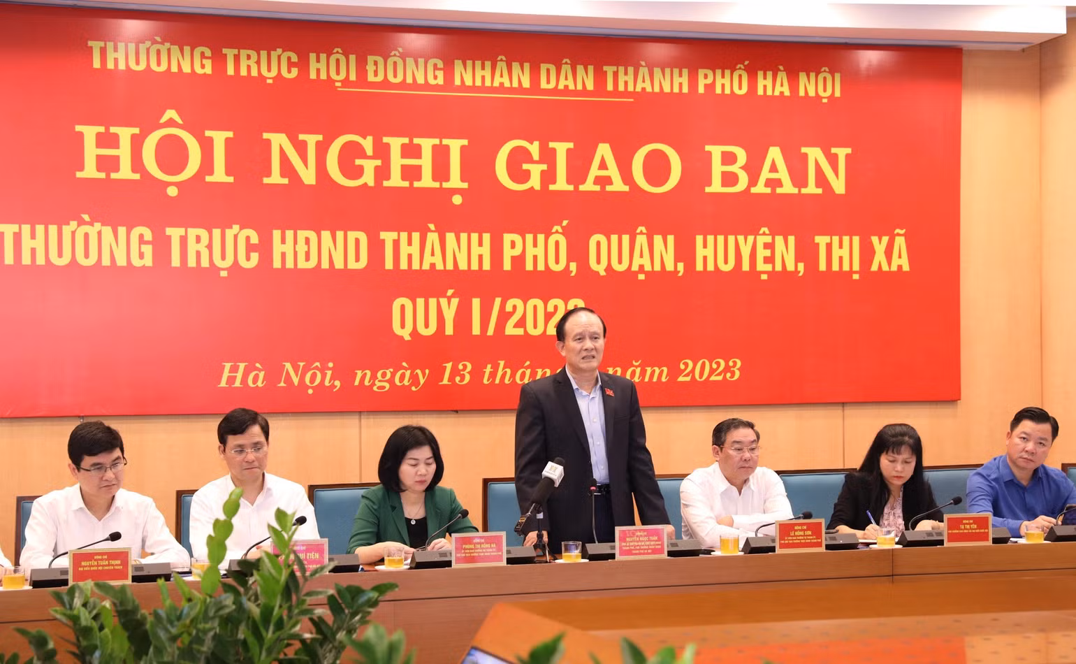 Chủ tịch Hội đồng nhân dân thành phố Hà Nội kết luận hội nghị. Chủ tịch Hội đồng nhân dân thành phố Hà Nội kết luận hội nghị.