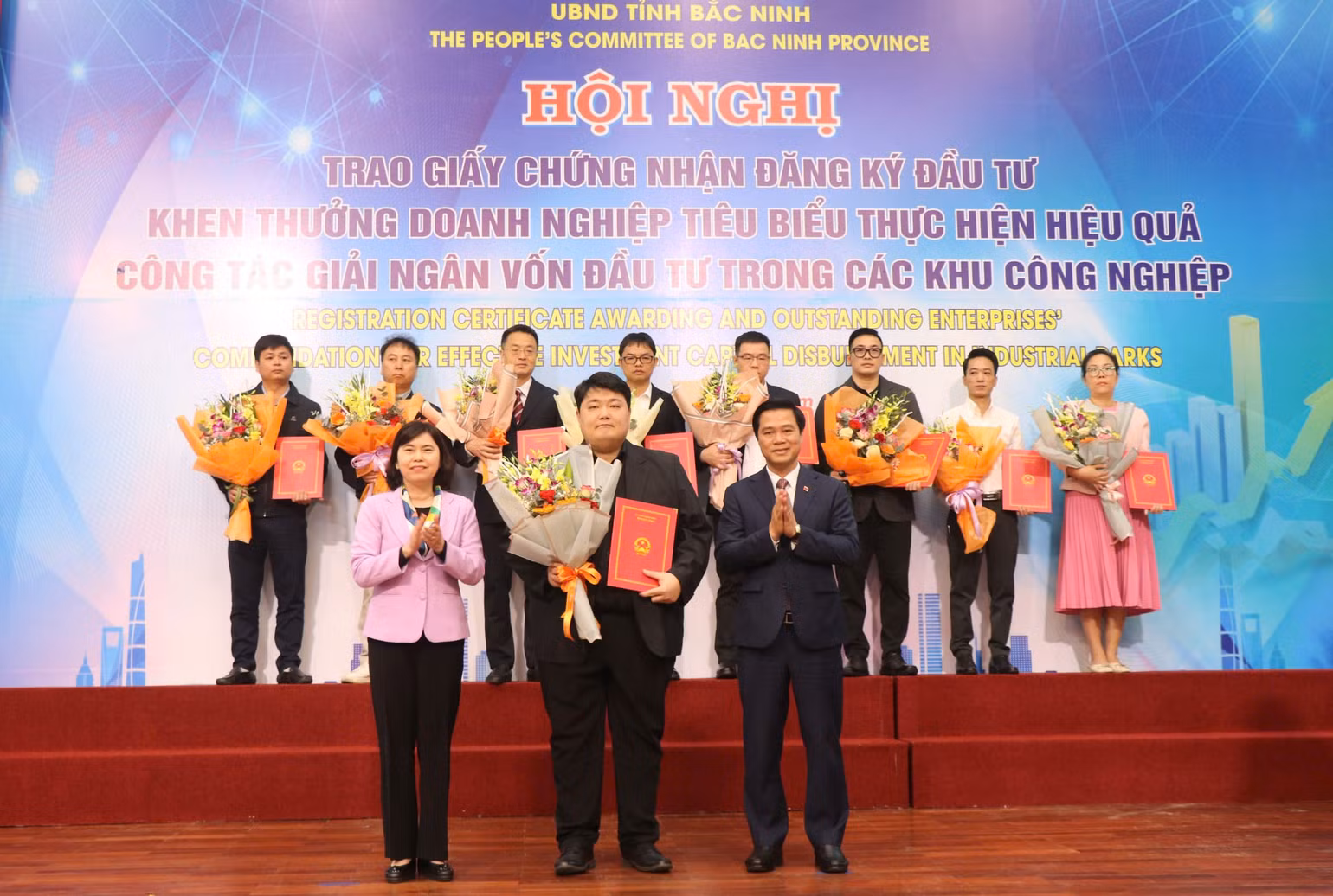 23 doanh nghiệp được trao giấy chứng nhận đầu tư dịp này. 23 doanh nghiệp được trao giấy chứng nhận đầu tư dịp này.