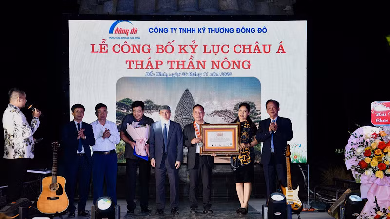 Lễ công bố và trao bằng công nhận Kỷ lục châu Á tháp Thần Nông. Lễ công bố và trao bằng công nhận Kỷ lục châu Á tháp Thần Nông.