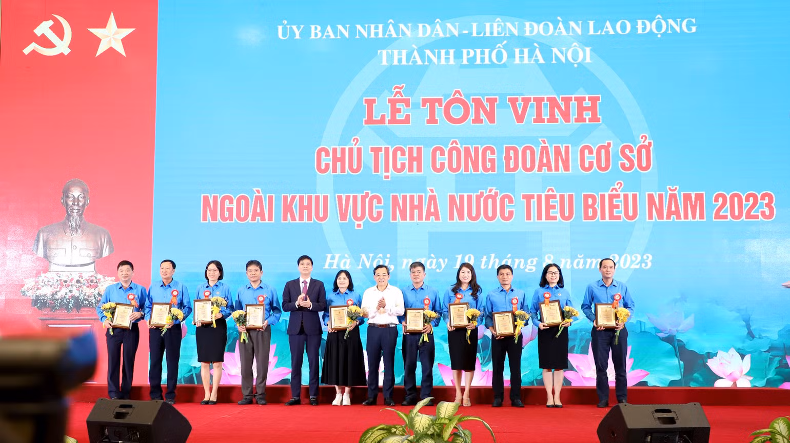 Tuyên dương 10 cán bộ Công đoàn tiêu biểu doanh nghiệp ngoài khu vực Nhà nước năm 2023. Tuyên dương 10 cán bộ Công đoàn tiêu biểu doanh nghiệp ngoài khu vực Nhà nước năm 2023.