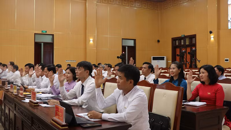 Các đại biểu tiến hành biểu quyết tại kỳ họp Hội đồng nhân dân tỉnh. Các đại biểu tiến hành biểu quyết tại kỳ họp Hội đồng nhân dân tỉnh.