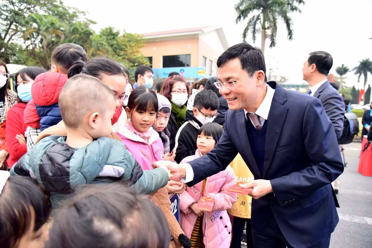 Lãnh đạo Hội đồng nhân dân thành phố Hà Nội tặng quà cho con các công nhân về quê cùng bố mẹ trên các chuyến xe. Lãnh đạo Hội đồng nhân dân thành phố Hà Nội tặng quà cho con các công nhân về quê cùng bố mẹ trên các chuyến xe.