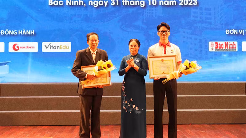 Ban Tổ chức trao giải cho các tác giả, nhóm tác giả đạt giải Nhì.