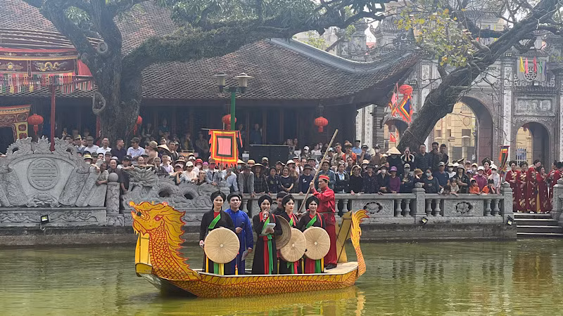 Những làn điệu dân ca quan họ được các liền anh, liền chị gửi tặng các vị khách quý.