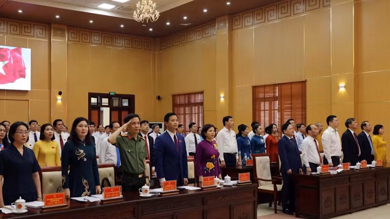 Các đại biểu thực hiện nghi thức chào cờ.