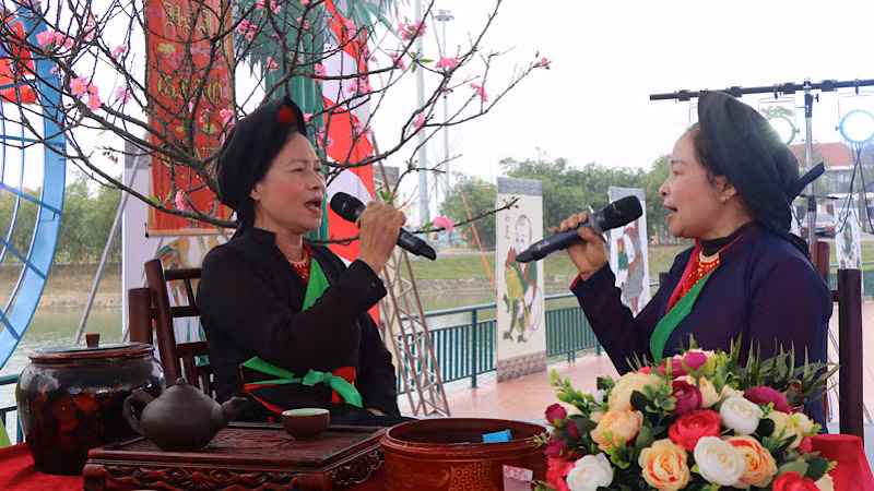Một tiết mục thi hát đối đáp tại Hội thi. Một tiết mục thi hát đối đáp tại Hội thi.