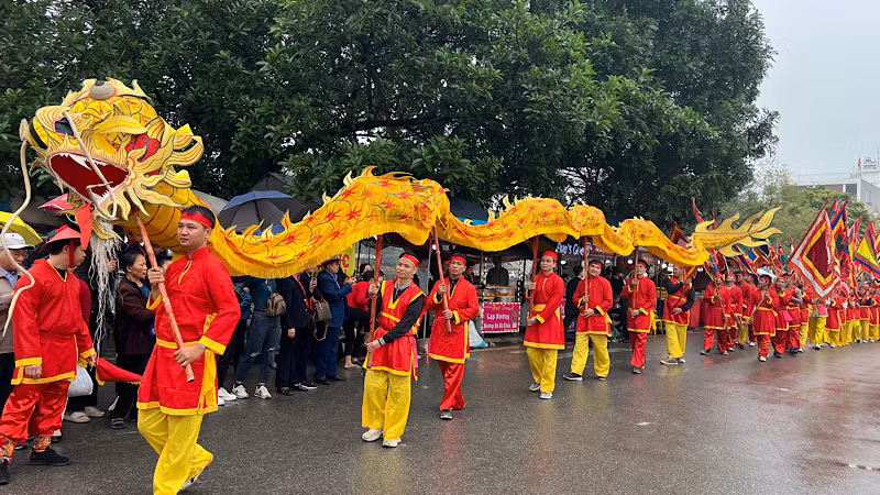 Đám rước đi quanh làng trong sự cổ vũ của người dân. Đám rước đi quanh làng trong sự cổ vũ của người dân.