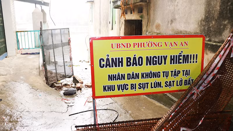 Lực lượng chức năng đặt biển cảnh báo nguy hiểm. Lực lượng chức năng đặt biển cảnh báo nguy hiểm.