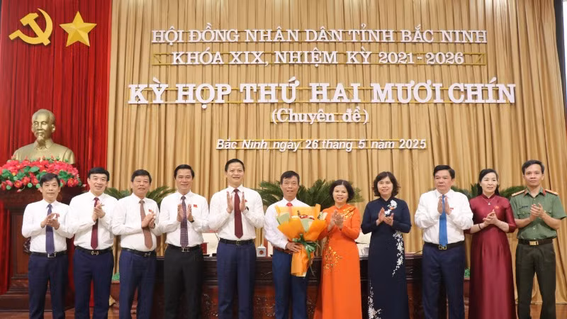 Các đồng chí lãnh đạo tỉnh tặng hoa ông Nghiêm Đình Trung, thôi làm nhiệm vụ đại biểu Hội đồng nhân dân tỉnh khóa XIX, nhiệm kỳ 2021-2026.