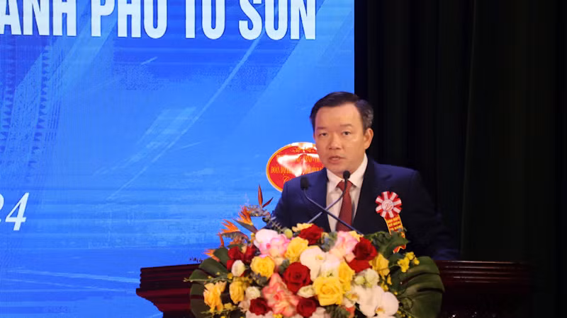 Chủ tịch Ủy ban nhân dân thành phố Từ Sơn Đỗ Tuấn Sơn phát biểu. Chủ tịch Ủy ban nhân dân thành phố Từ Sơn Đỗ Tuấn Sơn phát biểu.