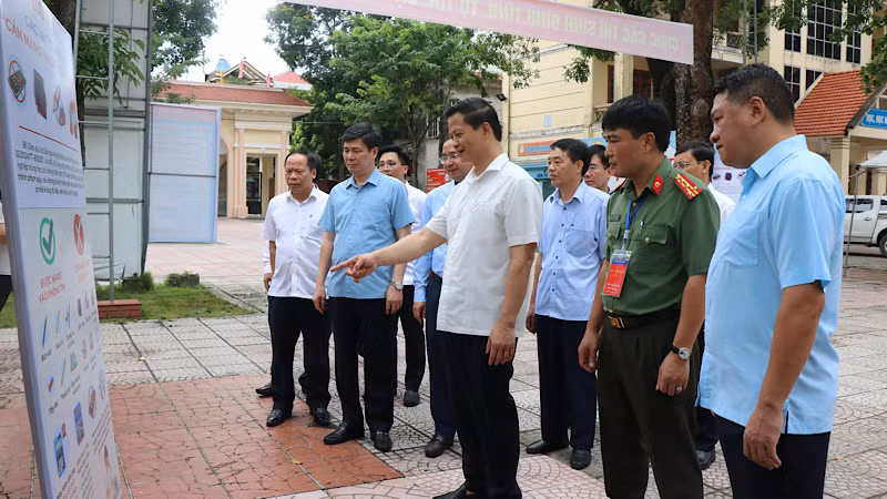 Đoàn kiểm tra tại điểm thi số 26.
