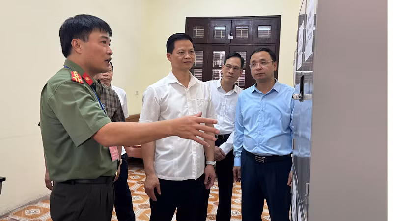 Kiểm tra tủ đựng bài thi, đề thi tại điểm thi số 23.