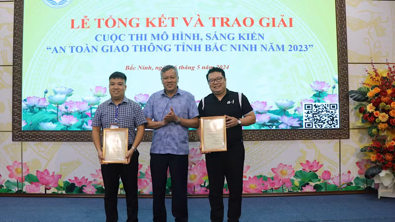 Các tác giả nhận Giấy chứng nhận đạt giải.