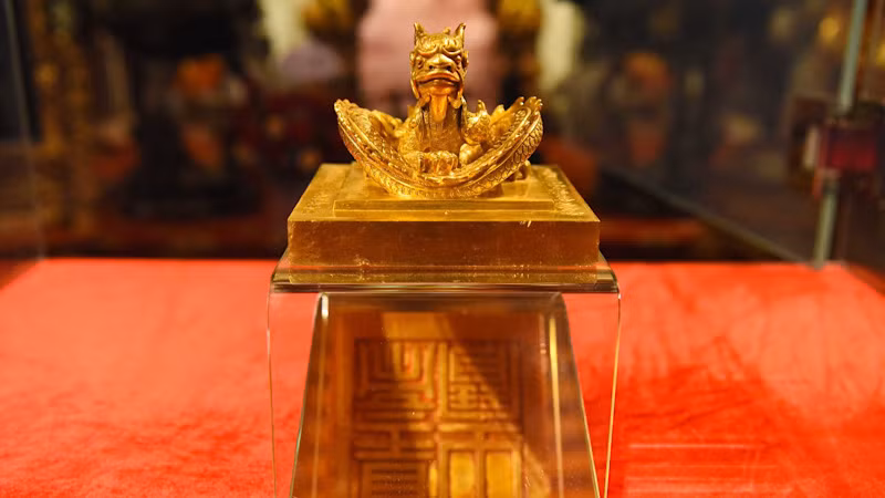 Ấn vàng Hoàng đế chi bảo. Ấn vàng Hoàng đế chi bảo.