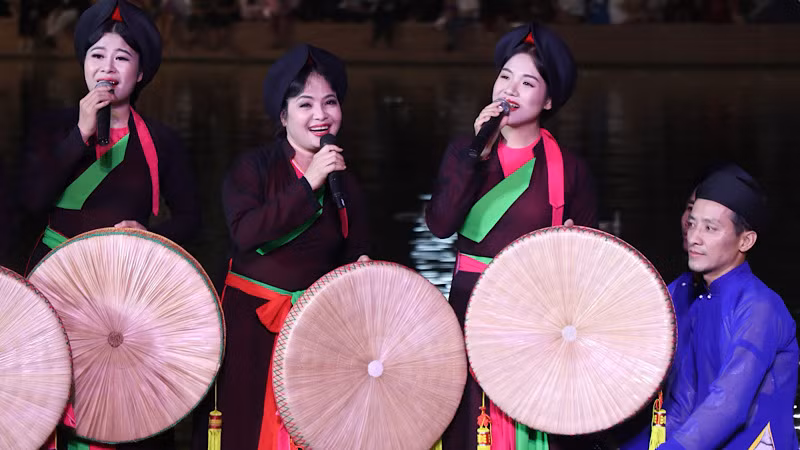 Các nghệ sĩ mang đến những làn điệu dân ca quan họ Bắc Ninh ngọt ngào, sâu lắng cho đông đảo khán giả.