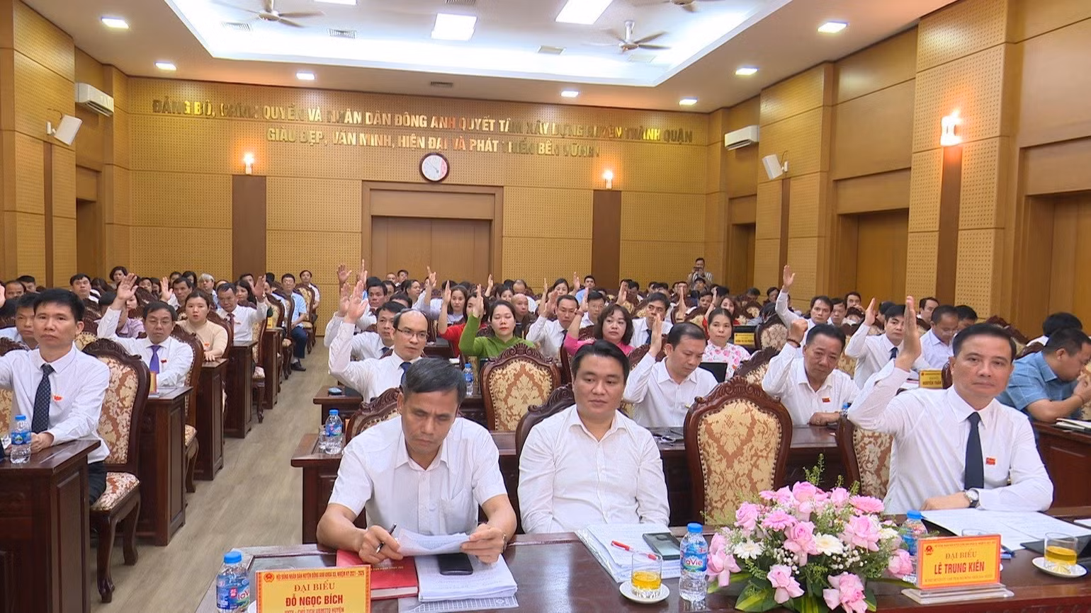 100% đại biểu tán thành chủ trương thành lập quận Đông Anh và 24 phường. 100% đại biểu tán thành chủ trương thành lập quận Đông Anh và 24 phường.