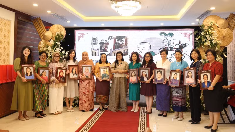 Bức chân dung do các trẻ em khuyết tật tự làm từ vải vụn tái chế, thân thiện với môi trường được Phu nhân Lê Thị Bích Trân trao tặng các thành viên Nhóm Phụ nữ Cộng đồng ASEAN tại Hà Nội. Bức chân dung do các trẻ em khuyết tật tự làm từ vải vụn tái chế, thân thiện với môi trường được Phu nhân Lê Thị Bích Trân trao tặng các thành viên Nhóm Phụ nữ Cộng đồng ASEAN tại Hà Nội.