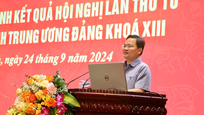 Đồng chí Nguyễn Anh Tuấn, Bí thư Tỉnh ủy Bắc Ninh trực tiếp thông tin các nội dung của Hội nghị Trung ương 10, khóa XIII tới đội ngũ cán bộ chủ chốt. Đồng chí Nguyễn Anh Tuấn, Bí thư Tỉnh ủy Bắc Ninh trực tiếp thông tin các nội dung của Hội nghị Trung ương 10, khóa XIII tới đội ngũ cán bộ chủ chốt.
