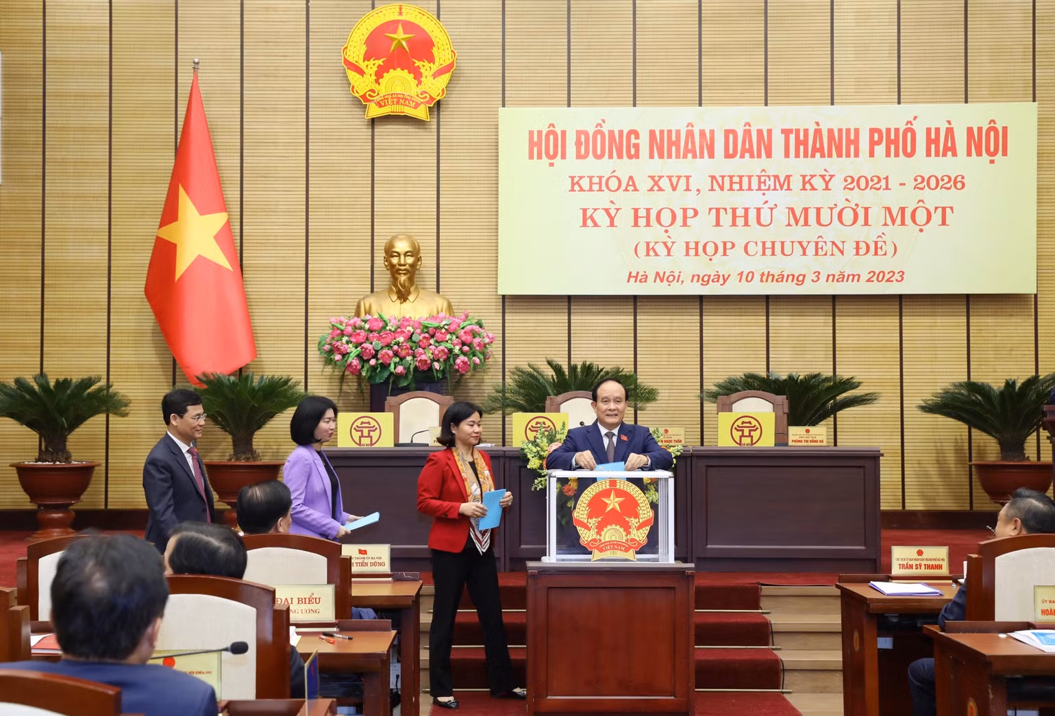Các đại biểu Hội đồng nhân dân thành phố bỏ phiếu bầu kiện toàn công tác nhân sự Ủy ban nhân dân thành phố. (Ảnh: Duy Linh) Các đại biểu Hội đồng nhân dân thành phố bỏ phiếu bầu kiện toàn công tác nhân sự Ủy ban nhân dân thành phố. (Ảnh: Duy Linh)