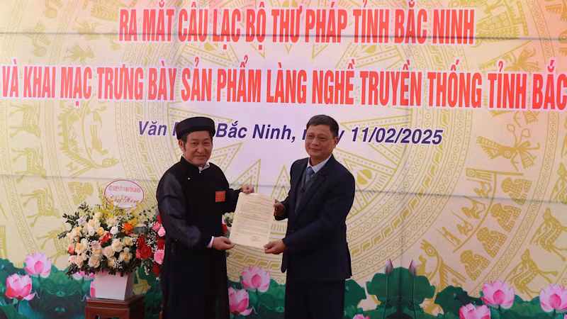 Viện nghiên cứu và Bảo tồn văn hóa trao quyết định thành lập Câu lạc bộ Thư pháp Bắc Ninh.