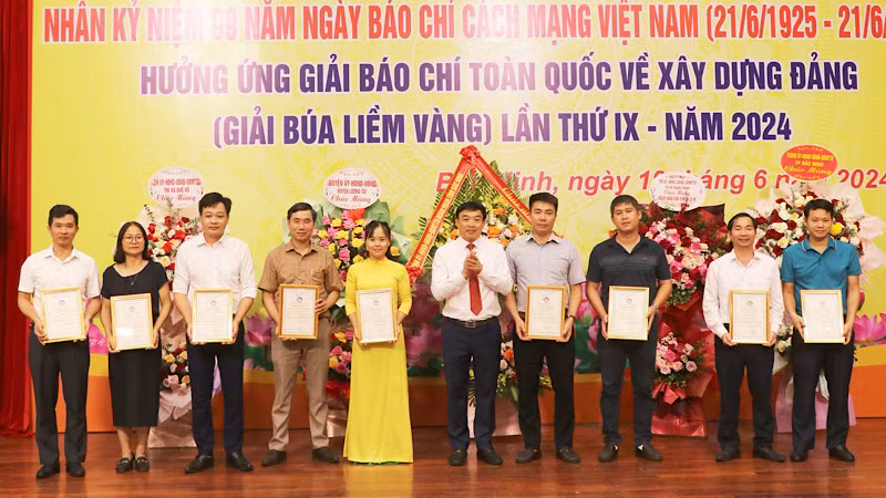 Các tác giả đạt giải Nhì. Các tác giả đạt giải Nhì.