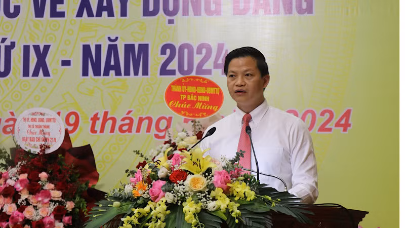 Đồng chí Vương Quốc Tuấn, Phó Chủ tịch Thường trực Ủy ban nhân dân tỉnh Bắc Ninh phát biểu. Đồng chí Vương Quốc Tuấn, Phó Chủ tịch Thường trực Ủy ban nhân dân tỉnh Bắc Ninh phát biểu.