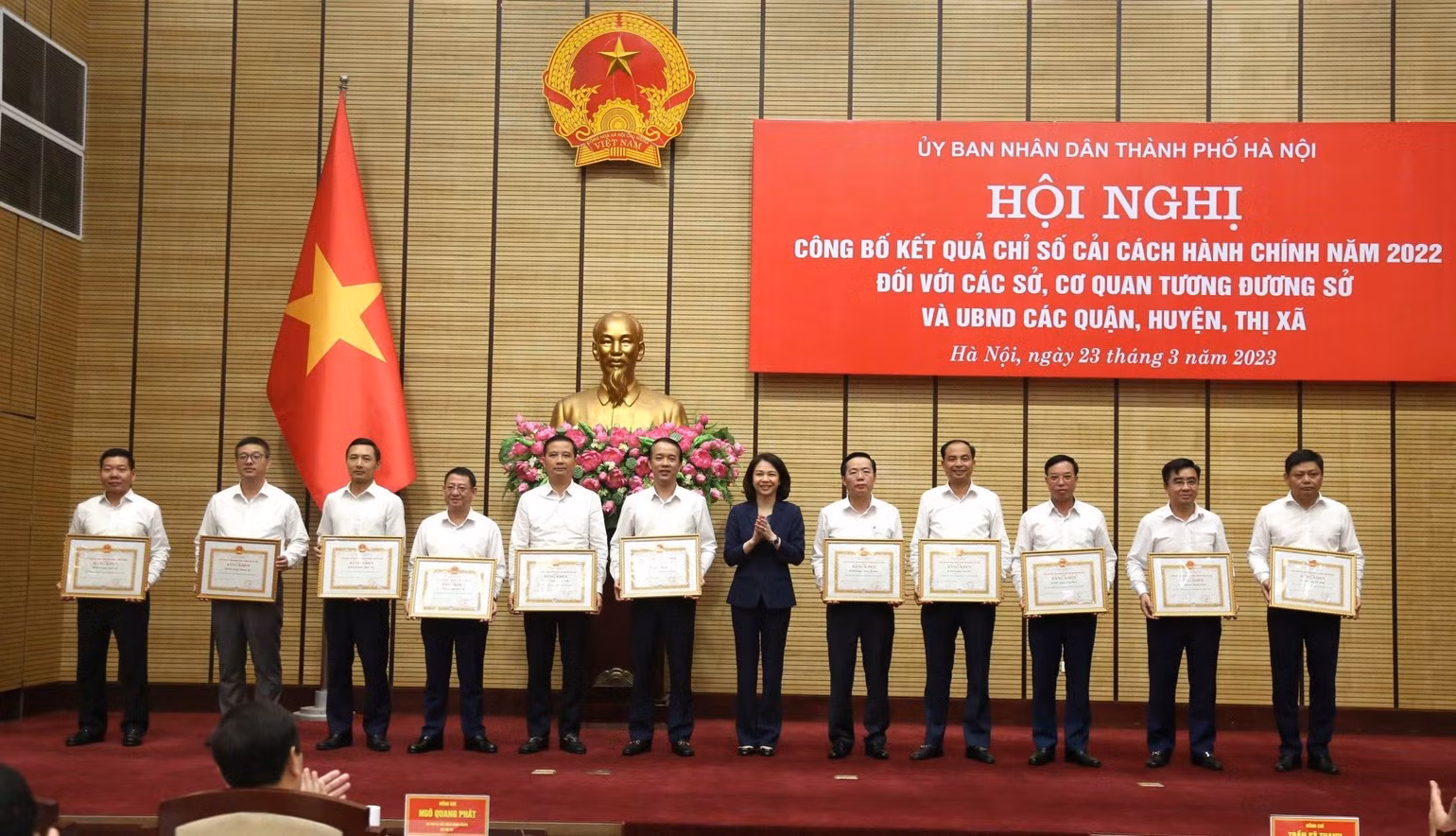 Khen thưởng các đơn vị có tiến bộ vượt bậc trong công tác cải cách hành chính.