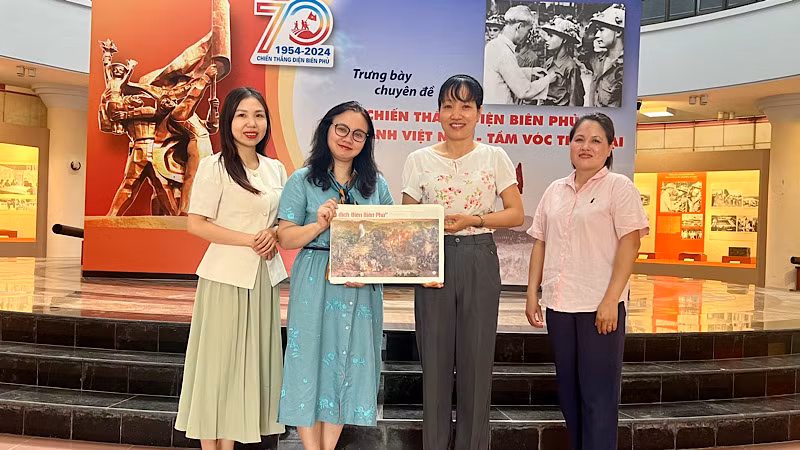 Trao tặng ấn phẩm đặc biệt tại Bảo tàng Bắc Ninh.