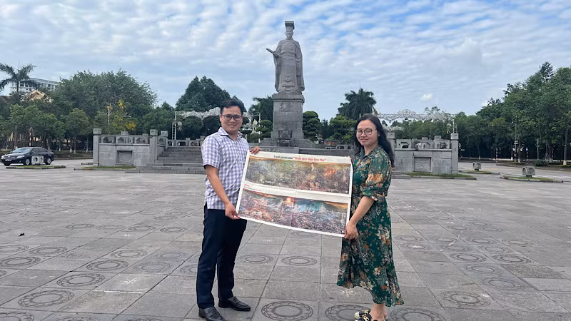 Check-in cùng ấn phẩm tại tượng đài Vua Lý Thái Tổ.