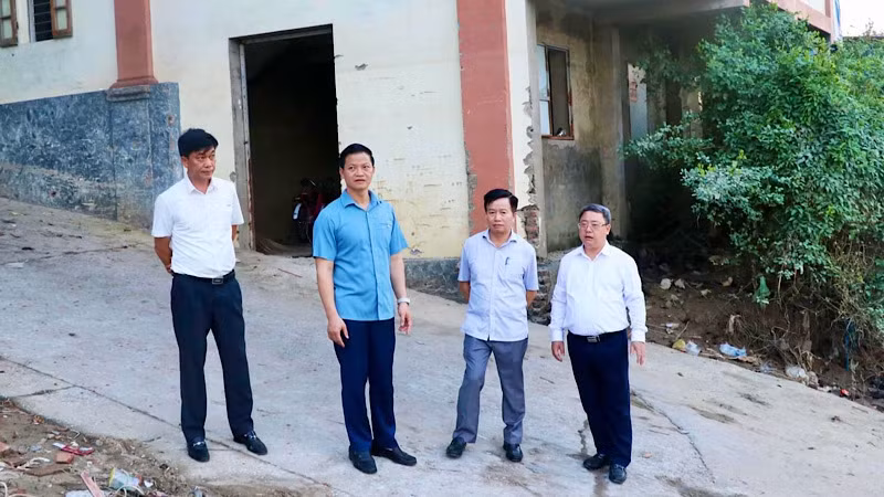 Chủ tịch Ủy ban nhân dân tỉnh Bắc Ninh kiểm tra khu vực công bố tình trạng khẩn cấp về đê điều đoạn qua phường Vạn An, thành phố Bắc Ninh. Chủ tịch Ủy ban nhân dân tỉnh Bắc Ninh kiểm tra khu vực công bố tình trạng khẩn cấp về đê điều đoạn qua phường Vạn An, thành phố Bắc Ninh.