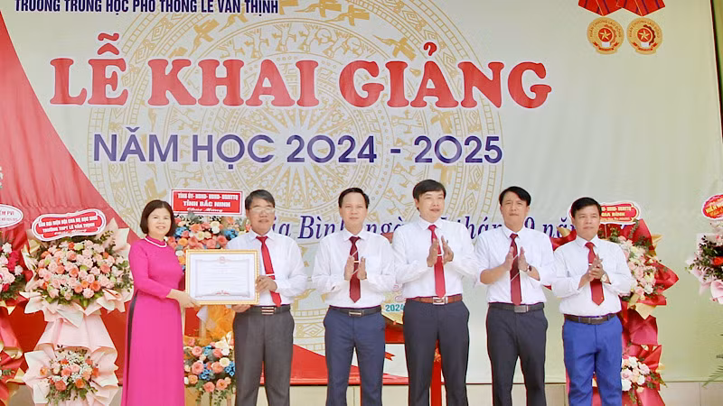 Đồng chí Nguyễn Hương Giang, Phó Bí thư Thường trực Tỉnh ủy dự lễ khai giảng tại Trường Trung học phổ thông Lê Văn Thịnh, huyện Gia Bình.