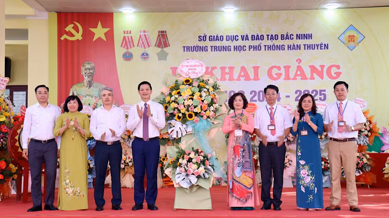 Chủ tịch Ủy ban nhân dân tỉnh Vương Quốc Tuấn tới dự và chung vui ngày khai giảng với thầy và trò Trường Trung học phổ thông Hàn Thuyên.