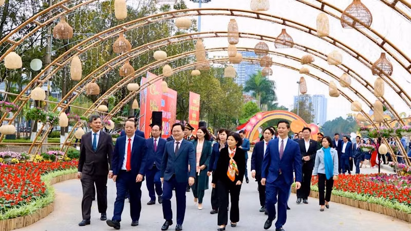 Các đồng chí lãnh đạo tỉnh Bắc Ninh dự khai mạc và thăm Đường hoa Xuân.