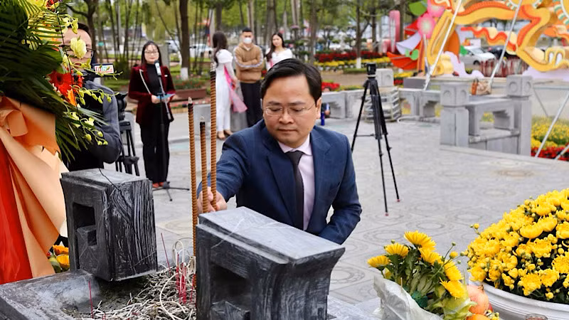 Bí thư Tỉnh ủy Bắc Ninh dâng hương tưởng nhớ công lao của Đức vua Lý Thái Tổ.
