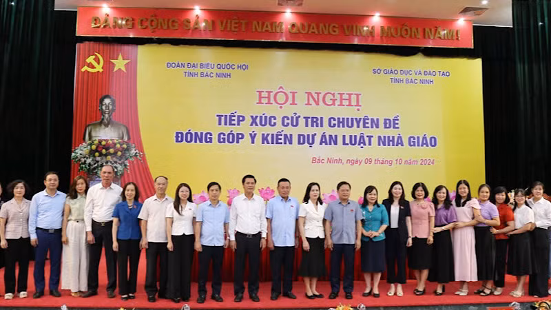 Các đại biểu và cử tri tham dự hội nghị.