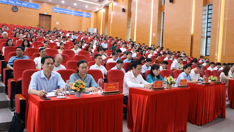 Các đại biểu tham dự hội nghị.