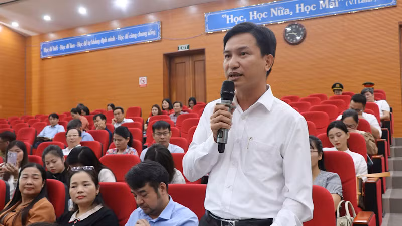 Các cử tri phát biểu ý kiến.
