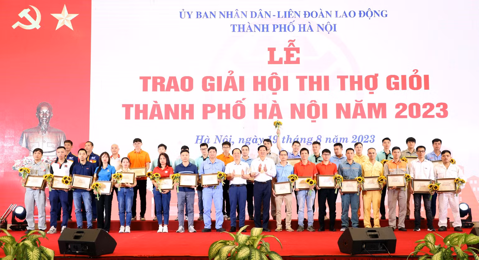 Các công nhân đạt giải thưởng trong Hội thi Thợ giỏi năm 2023. Các công nhân đạt giải thưởng trong Hội thi Thợ giỏi năm 2023.