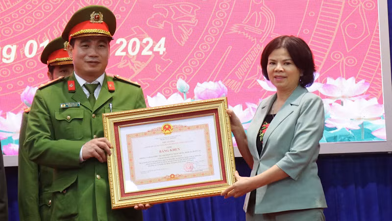 Chủ tịch Ủy ban nhân dân tỉnh trao Bằng khen của Thủ tướng Chính phủ tặng đơn vị có thành tích xuất sắc giai đoạn 2018-2022.