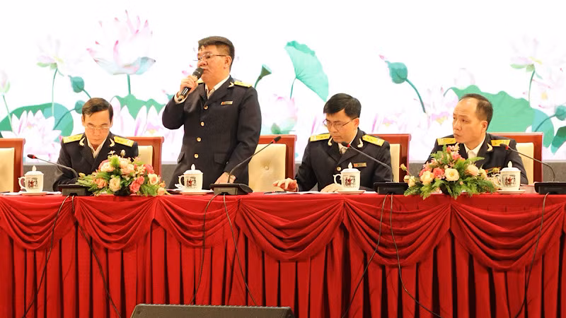 Đại diện Cục Thuế tỉnh giải đáp các câu hỏi của doanh nghiệp, người nộp thuế. Đại diện Cục Thuế tỉnh giải đáp các câu hỏi của doanh nghiệp, người nộp thuế.