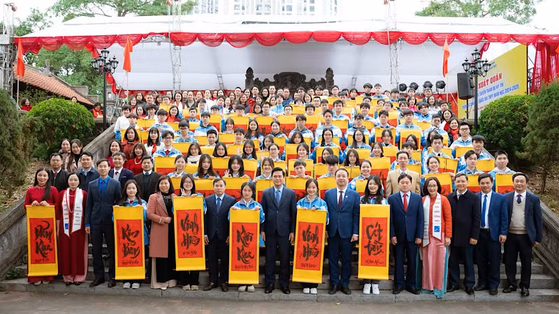 Đại diện lãnh đạo tỉnh, ngành giáo dục chụp ảnh lưu niệm cùng các đội tuyển học sinh giỏi tại Lễ xuất quân tham dự kỳ thi học sinh giỏi năm học 2024-2025. Đại diện lãnh đạo tỉnh, ngành giáo dục chụp ảnh lưu niệm cùng các đội tuyển học sinh giỏi tại Lễ xuất quân tham dự kỳ thi học sinh giỏi năm học 2024-2025.