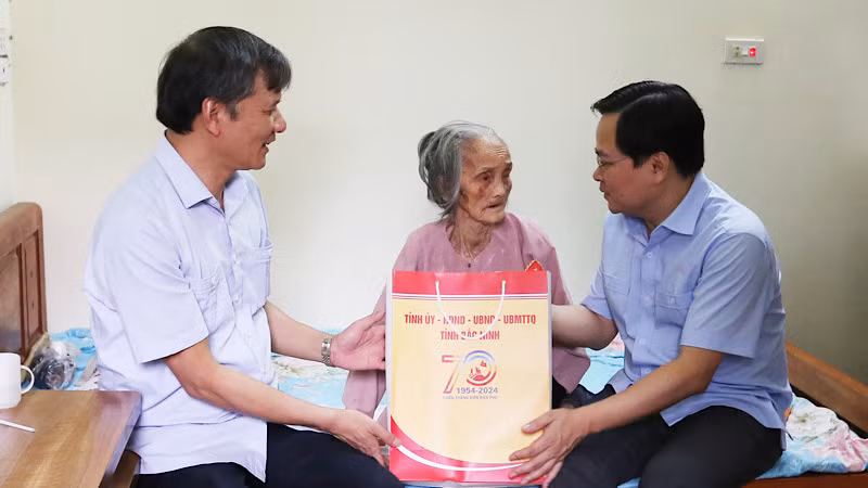 Đoàn tới thăm, tặng quà bà Nguyễn Thị Bình, từng tham gia dân công hỏa tuyến trong Chiến dịch Điện Biên Phủ. Đoàn tới thăm, tặng quà bà Nguyễn Thị Bình, từng tham gia dân công hỏa tuyến trong Chiến dịch Điện Biên Phủ.
