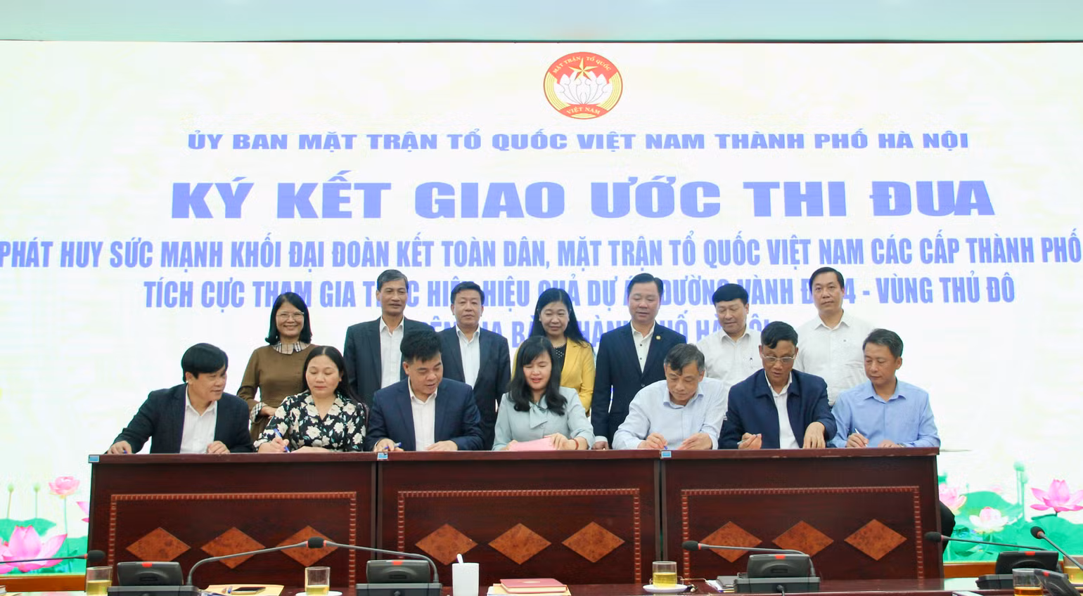 Đại diện Mặt trận tổ quốc 7 quận, huyện ký kết giao ước thi đua. Đại diện Mặt trận tổ quốc 7 quận, huyện ký kết giao ước thi đua.