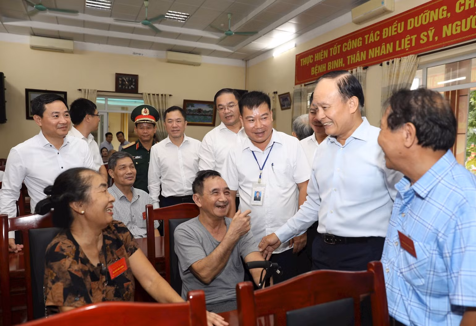 Đồng chí Nguyễn Ngọc Tuấn thăm hỏi, động viên người có công đang điều dưỡng tại Trung tâm. Đồng chí Nguyễn Ngọc Tuấn thăm hỏi, động viên người có công đang điều dưỡng tại Trung tâm.