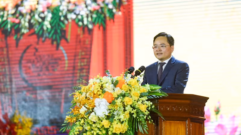 Đồng chí Nguyễn Anh Tuấn, Bí thư Tỉnh ủy Bắc Ninh đề nghị thành phố cần nhận thức sâu sắc vai trò, vị thế “đầu tầu” “bứt phá” “động lực” trong tiến trình xây dựng và phát triển của tỉnh. Đồng chí Nguyễn Anh Tuấn, Bí thư Tỉnh ủy Bắc Ninh đề nghị thành phố cần nhận thức sâu sắc vai trò, vị thế “đầu tầu” “bứt phá” “động lực” trong tiến trình xây dựng và phát triển của tỉnh.