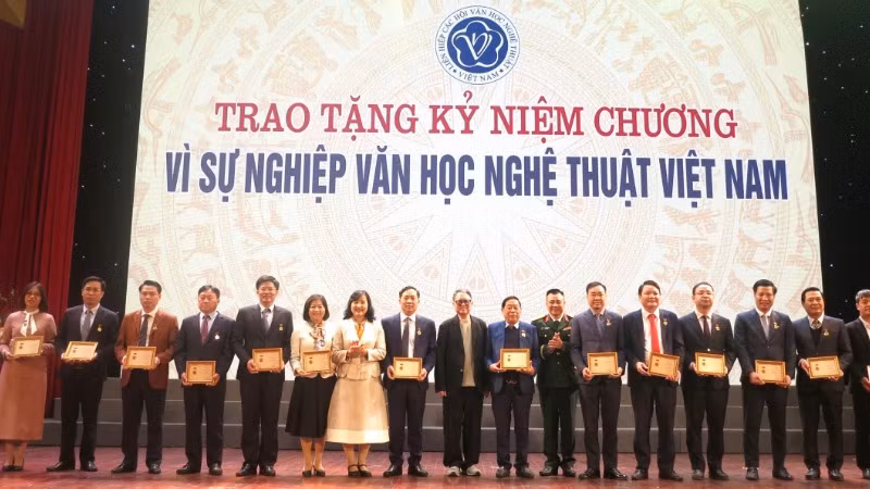 Nhân dịp này, 42 cá nhân vinh dự được nhận Kỷ niệm chương Vì sự nghiệp Văn học nghệ thuật Việt Nam. Nhân dịp này, 42 cá nhân vinh dự được nhận Kỷ niệm chương Vì sự nghiệp Văn học nghệ thuật Việt Nam.