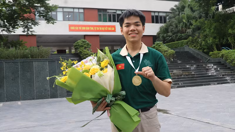 Chân dung "Chàng trai vàng” Olympic Hóa học quốc tế 2024. Chân dung "Chàng trai vàng” Olympic Hóa học quốc tế 2024.