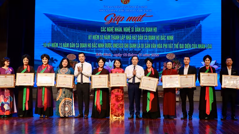 Nhiều nghệ sĩ được vinh danh, khen thưởng dịp này. Nhiều nghệ sĩ được vinh danh, khen thưởng dịp này.