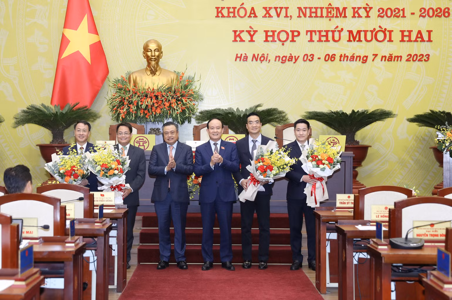 Lãnh đạo Hội đồng nhân dân và Ủy ban nhân dân thành phố tặng hoa chúc mừng các thành viên Ủy ban nhân dân vừa được bầu.